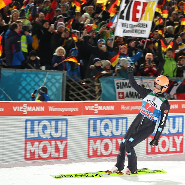 Der deutsche Skispringer Karl Geiger jubelt nach einem gelungenen Sprung samt vorzüglicher Landung über seinen Auftritt in Oberstdorf.