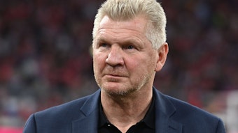 Stefan Effenberg, ehemaliger Spieler von Borussia Mönchengladbach, hier am 16. Oktober 2022 bei einem Bundesliga-Spiel zwischen Bayern München und dem SC Freiburg, grimmig und fokussiert schauend.