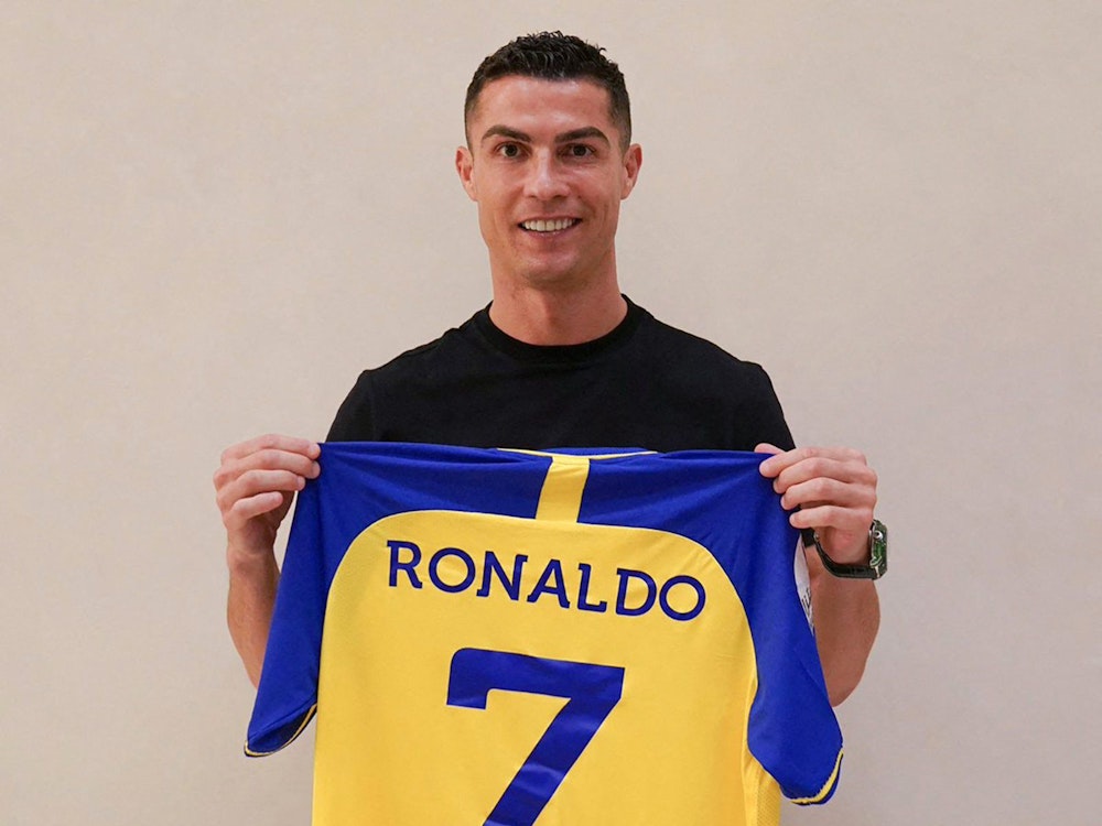 Cristiano Ronaldo posiert mit dem Trikot seines neuen Vereins Al-Nassr FC.