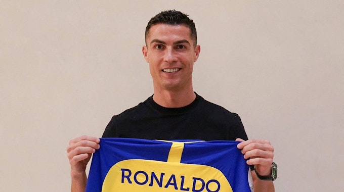 Cristiano Ronaldo posiert mit dem Trikot seines neuen Vereins Al-Nassr FC.