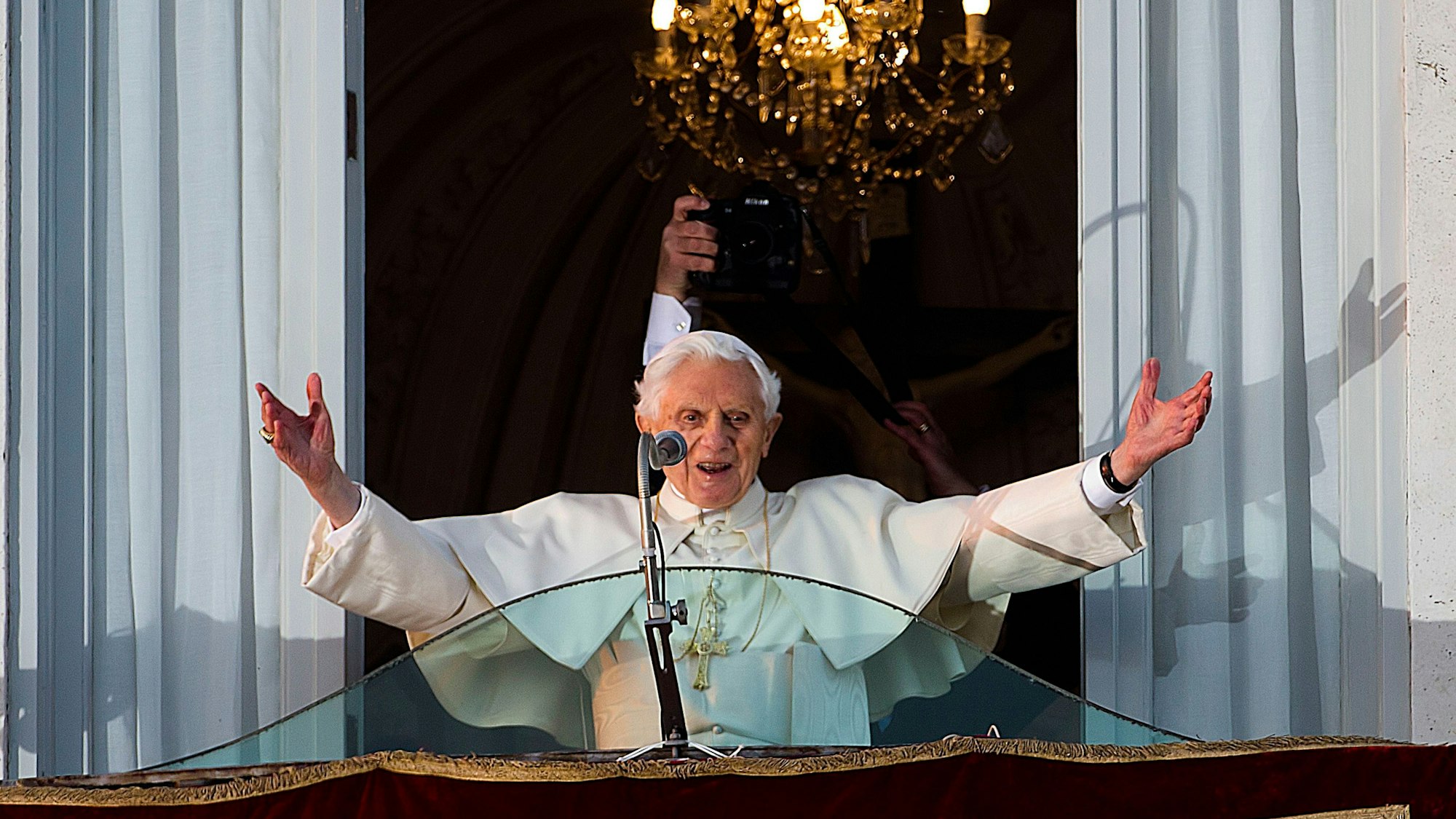 Der damalige Papst Benedikt XVI. grüßt eine jubelnde Menge, die sich vor dem Balkonfenster der päpstlichen Sommerresidenz Castel Gandolfo am Stadtrand von Rom versammelt hat, bevor er einige Stunden später offiziell sein Pontifikat beendet.