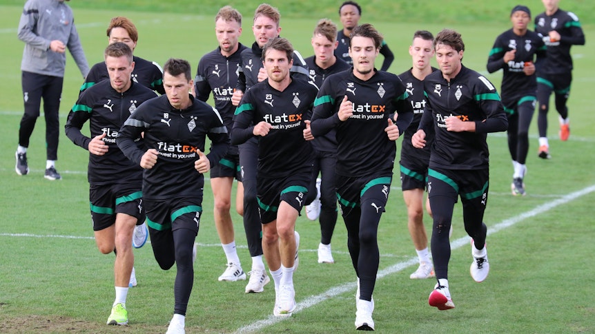 Die Mannschaft von Borussia Mönchengladbach beim Lauftraining im Borussia-Park am 31. Dezember 2022. Patrick Herrmann, Stefan Lainer, Jonas Hofmann, Florian Neuhaus und Joe Scally (v. l. n. r.) laufen voran.