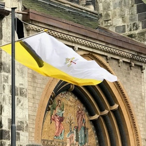 Wegen des Todes des emeritierten Papstes Benedikt wurden am Samstag (31. Dezember 2022) die Fahnen vor dem Bonner Münster mit Trauerflor versehen.