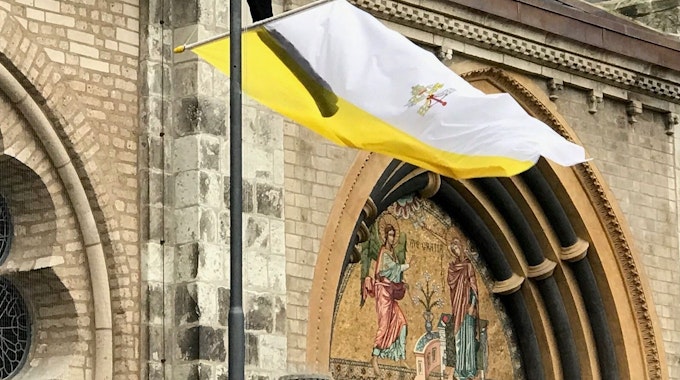 Wegen des Todes des emeritierten Papstes Benedikt wurden am Samstag (31. Dezember 2022) die Fahnen vor dem Bonner Münster mit Trauerflor versehen.
