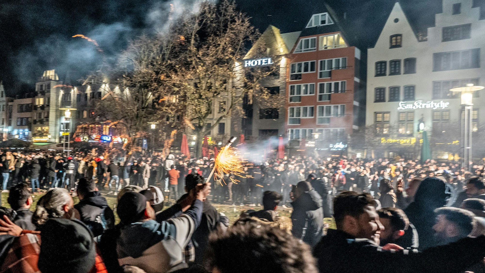 Feiernde in der Kölner Altstadt.