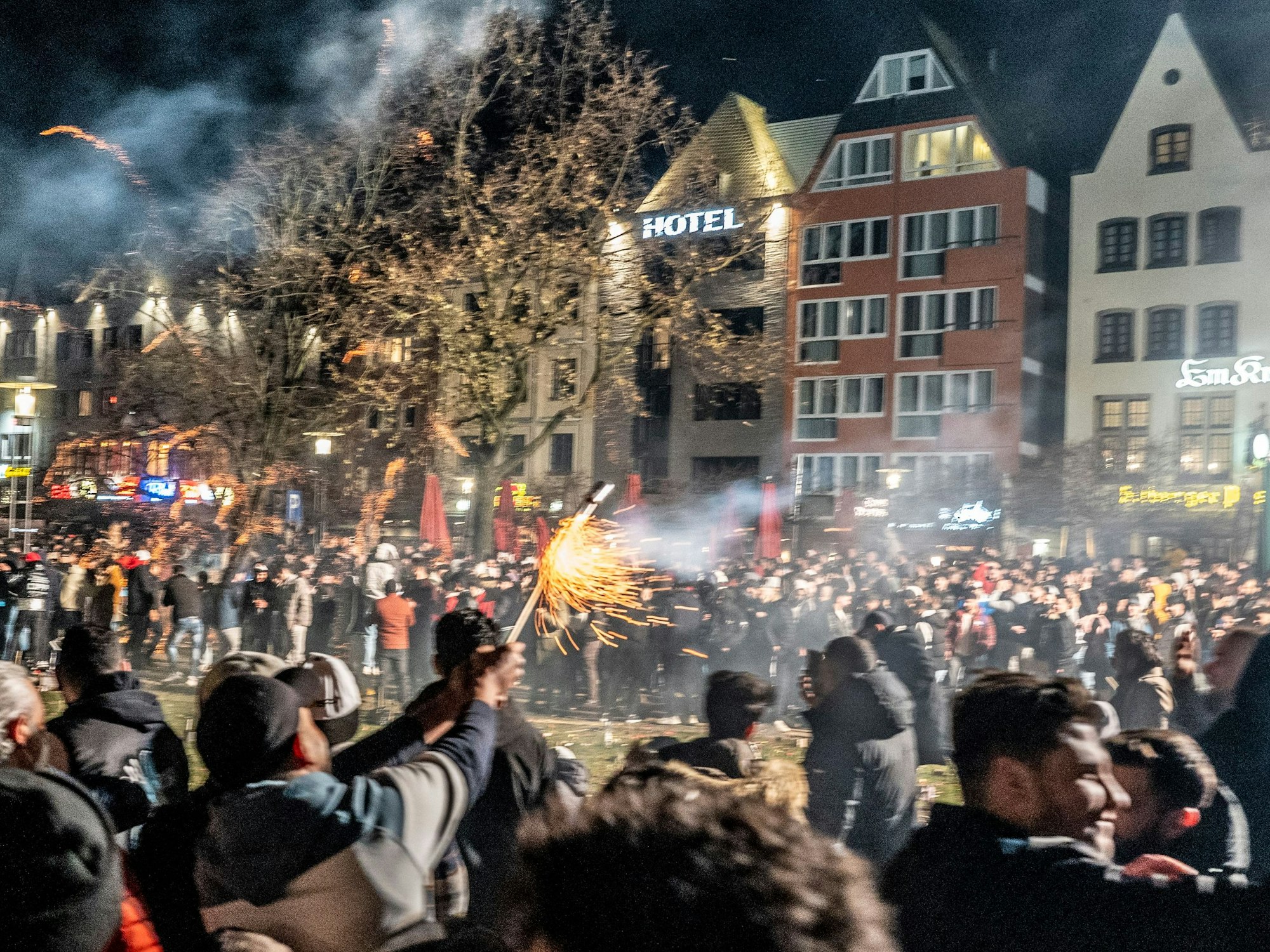 Feiernde Kölner in der Altstadt