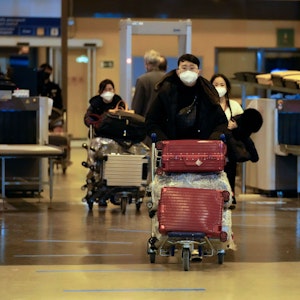 Passagiere, die mit einem Air-China-Flug aus Guangzhou (China) kommen, verlassen am 29. Dezember 2022 ein Covid-19-Testgebiet am internationalen Flughafen Leonardo da Vinci in Rom, nachdem Italien Coronavirus-Tests für alle aus China ankommenden Fluggäste obligatorisch gemacht hatte.