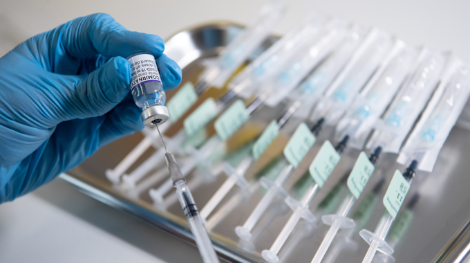 Eine Spritze mit dem Croron-Impfstoff Biontech/Pfizer wird vorbereitet.
