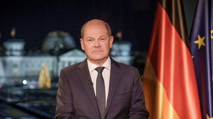 Bundeskanzler Olaf Scholz (SPD) sitzt bei der Aufzeichnung der Neujahrsansprache im Kanzleramt.