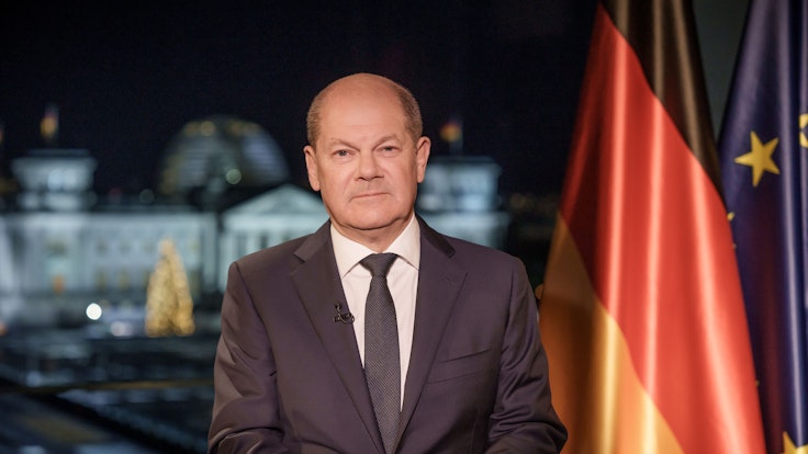 Bundeskanzler Olaf Scholz (SPD) sitzt bei der Aufzeichnung der Neujahrsansprache im Kanzleramt.