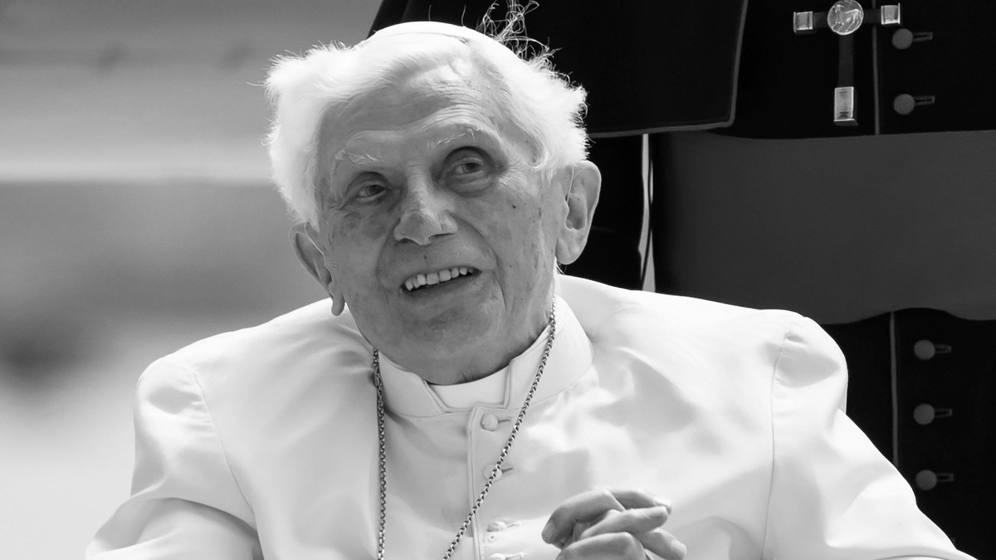 Der emeritierte Papst Benedikt XVI. sitzt auf einem Stuhl. (Archivbild)