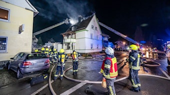 Stadtalarm wurde für die Feuerwehr Bergneustadt ausgelöst, weil in Wiedenest der Dachstuhl dieses Hauses brannte.