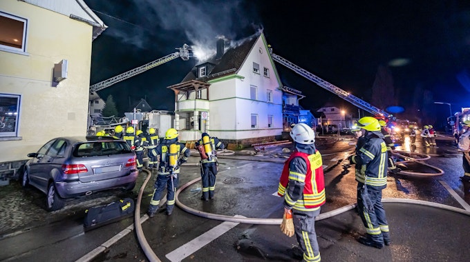 Stadtalarm wurde für die Feuerwehr Bergneustadt ausgelöst, weil in Wiedenest der Dachstuhl dieses Hauses brannte.