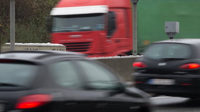 Autos und Lkws fahren in unserem Symbolbild (Archivbild aus dem Jahr 2016) auf der A2 bei Bielefeld: Ein Transporter-Fahrer ist mitten auf der Autobahn eingeschlafen.