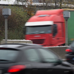 Autos und Lkws fahren in unserem Symbolbild (Archivbild aus dem Jahr 2016) auf der A2 bei Bielefeld: Ein Transporter-Fahrer ist mitten auf der Autobahn eingeschlafen.
