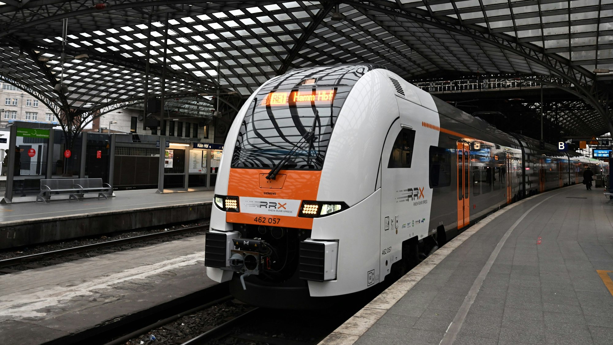 Ein Zug der Linie RRX (Rhein-Ruhr-Express) steht am Gleis im Kölner Hauptbahnhof.