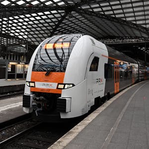 Ein Zug der Linie RRX (Rhein-Ruhr-Express) steht am Gleis im Kölner Hauptbahnhof.