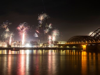 Feuerwerk an der Hohenzollernbrücke in Köln.
