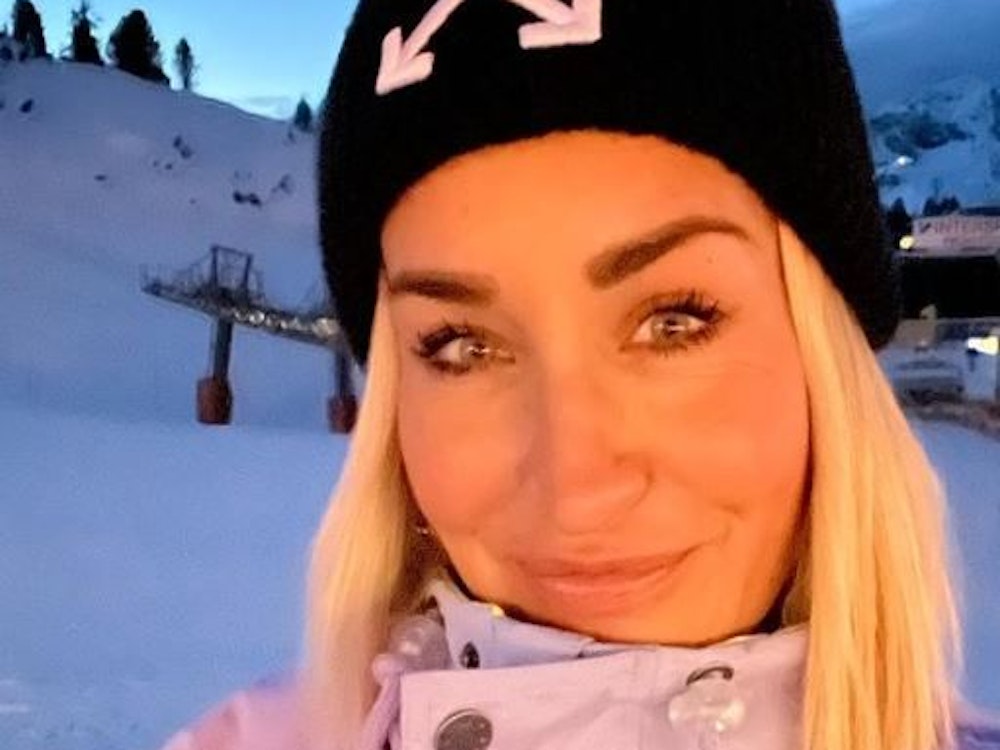 Sarah Connor grüßt auf einem Instagram-Selfie vom 31.12.2022 von der Skipiste im österreichischen Obertauern