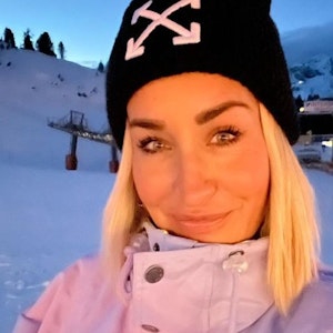 Sarah Connor grüßt auf einem Instagram-Selfie vom 31.12.2022 von der Skipiste im österreichischen Obertauern