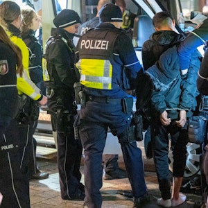 Die Kölner Polizei bei einer Festnahme