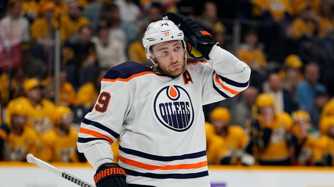 Leon Draisaitl greift sich bei einem Spiel der Edmonton Oilers in der NHL an den Helm.