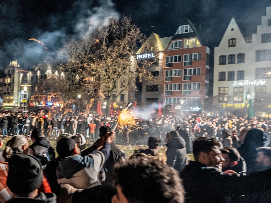 Feiernde am Rhein in der Kölner Altstadt.