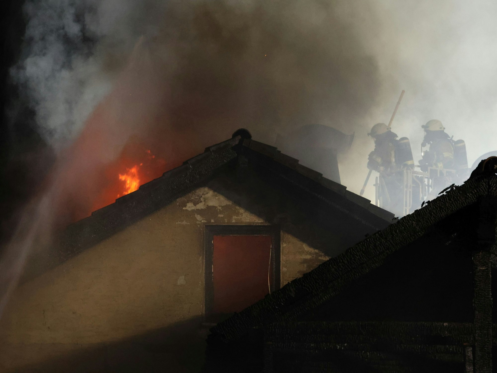 Blick auf einen brennenden Dachstuhl eines Einfamilienhauses.