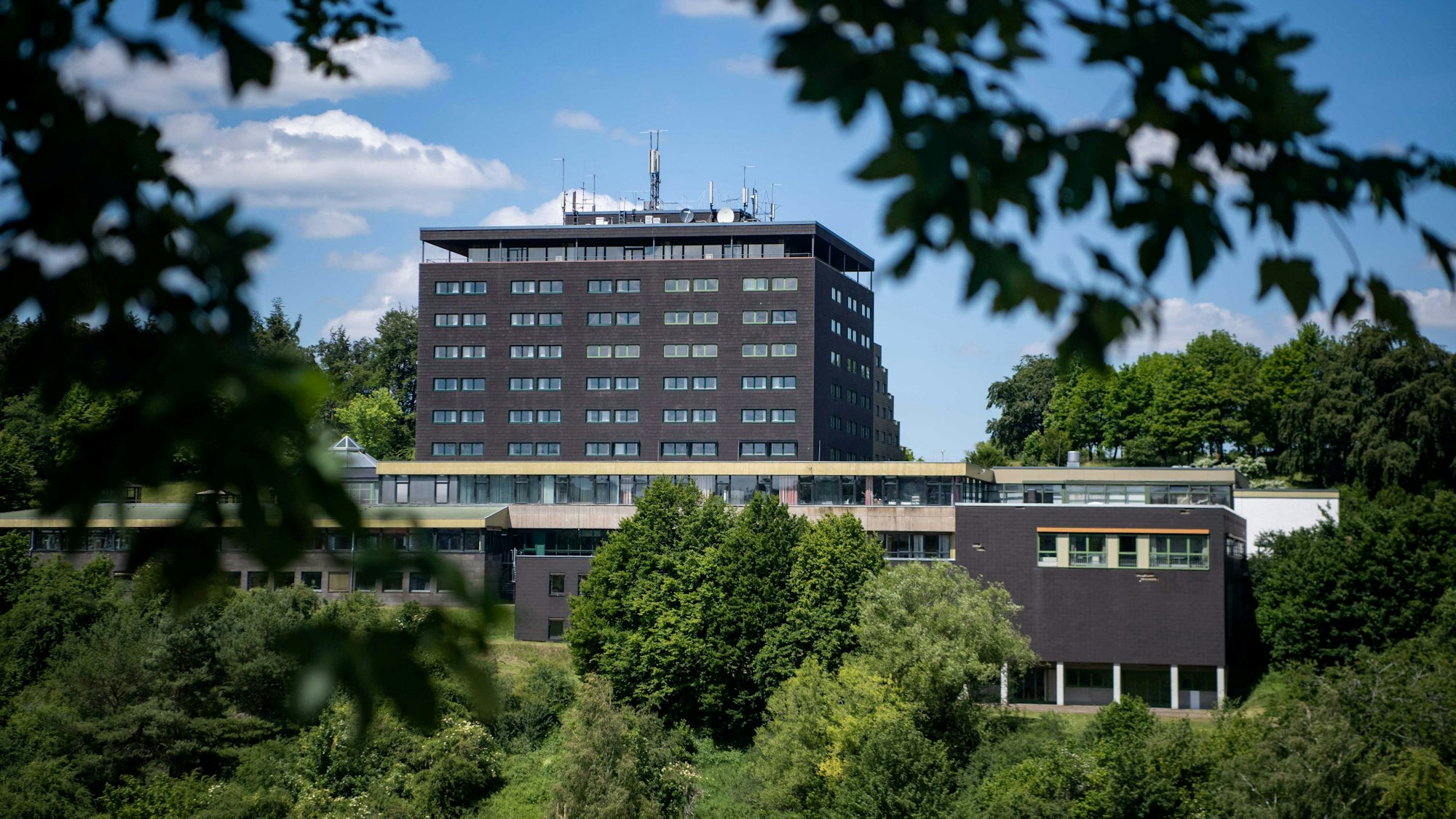 Im Grünen liegt der Komplex der ehemaligen Eifelhöhen-Klinik in Marmagen.