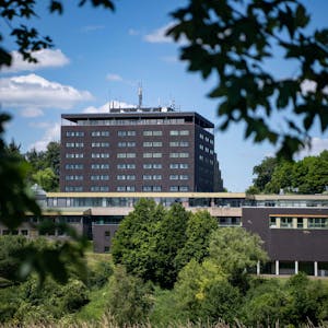 Im Grünen liegt der Komplex der ehemaligen Eifelhöhen-Klinik in Marmagen.
