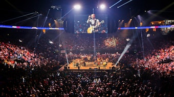Das Bild zeigt die volle Lanxess Arena und die Bühne beim Silvesterkonzert der Bläck Fööss.