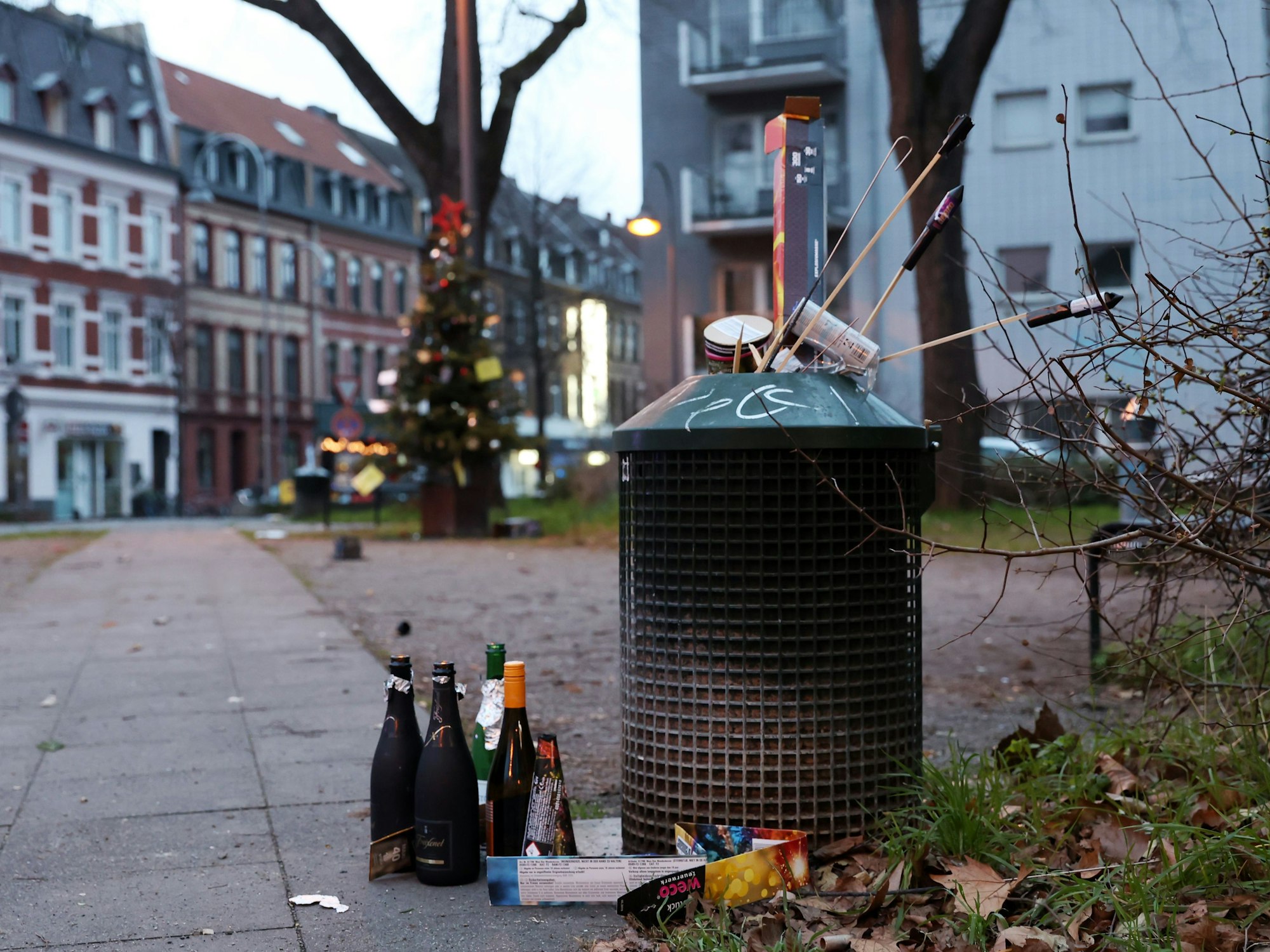 Das Bild zeig einen mit Silvestermüll vollen Mülleimer am Alpener Platz in Köln-Ehrenfeld.