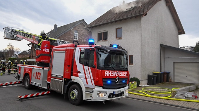 Einsatzkräfte der Feuerwehr sind im Einsatz bei einem Brand an einem Einfamilienhaus.