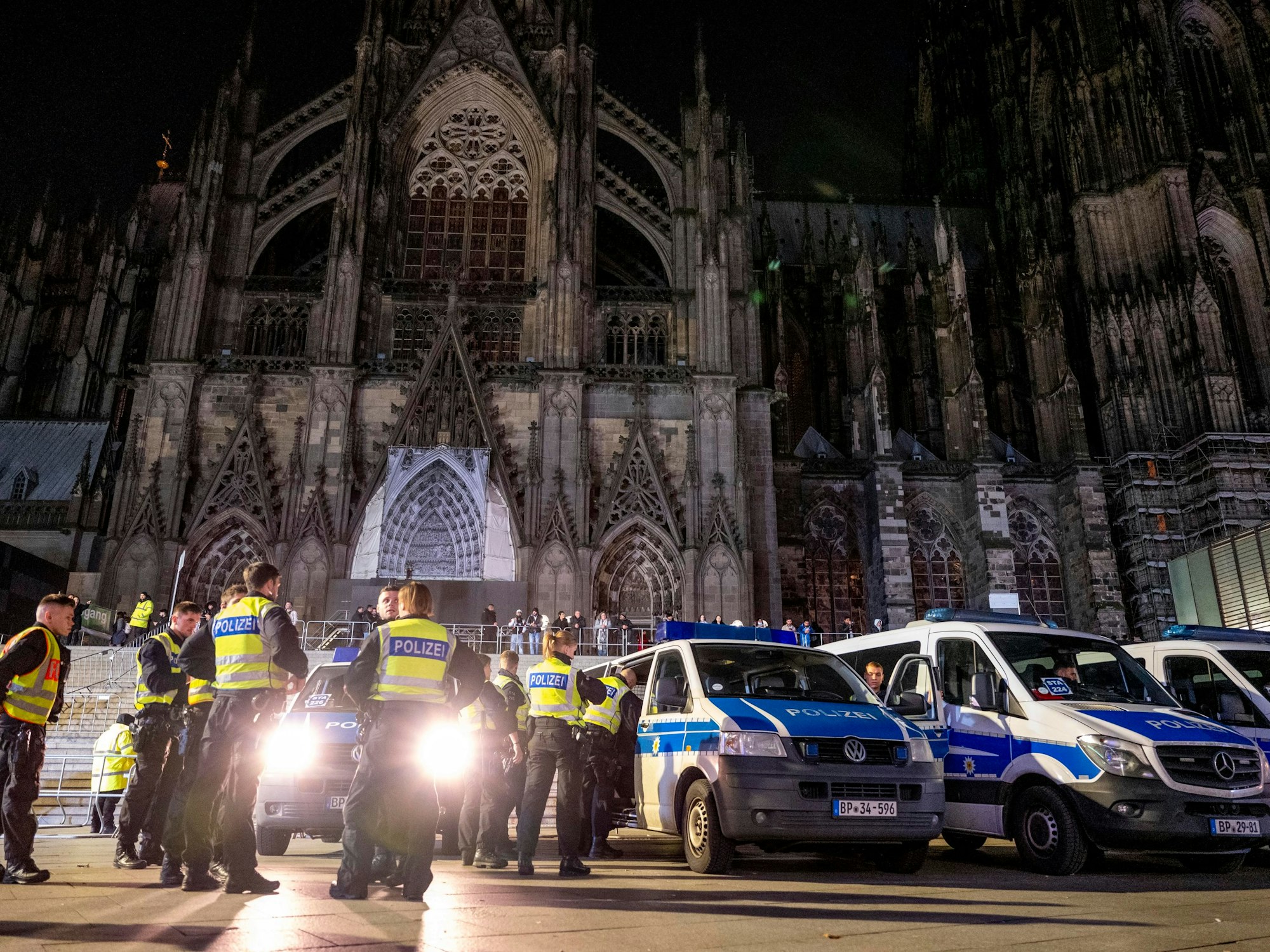Die Kölner Polizei zeigt Präsenz. Unter anderem auf dem Vorplatz des Hauptbahnhofes in Köln.
