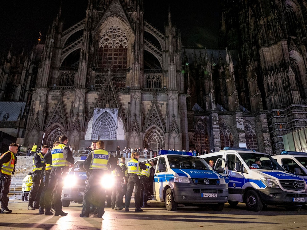 Die Kölner Polizei zeigt Präsenz. Unter anderem auf dem Vorplatz des Hauptbahnhofes in Köln.