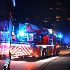 Feuerwehrfahrzeuge stehen mit Blaulicht vor Hochhäusern im Wohnpark Bockenberg.