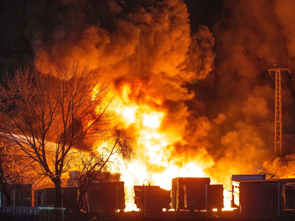 Flammen schlagen aus einer Lagerhalle in Düsseldorf.