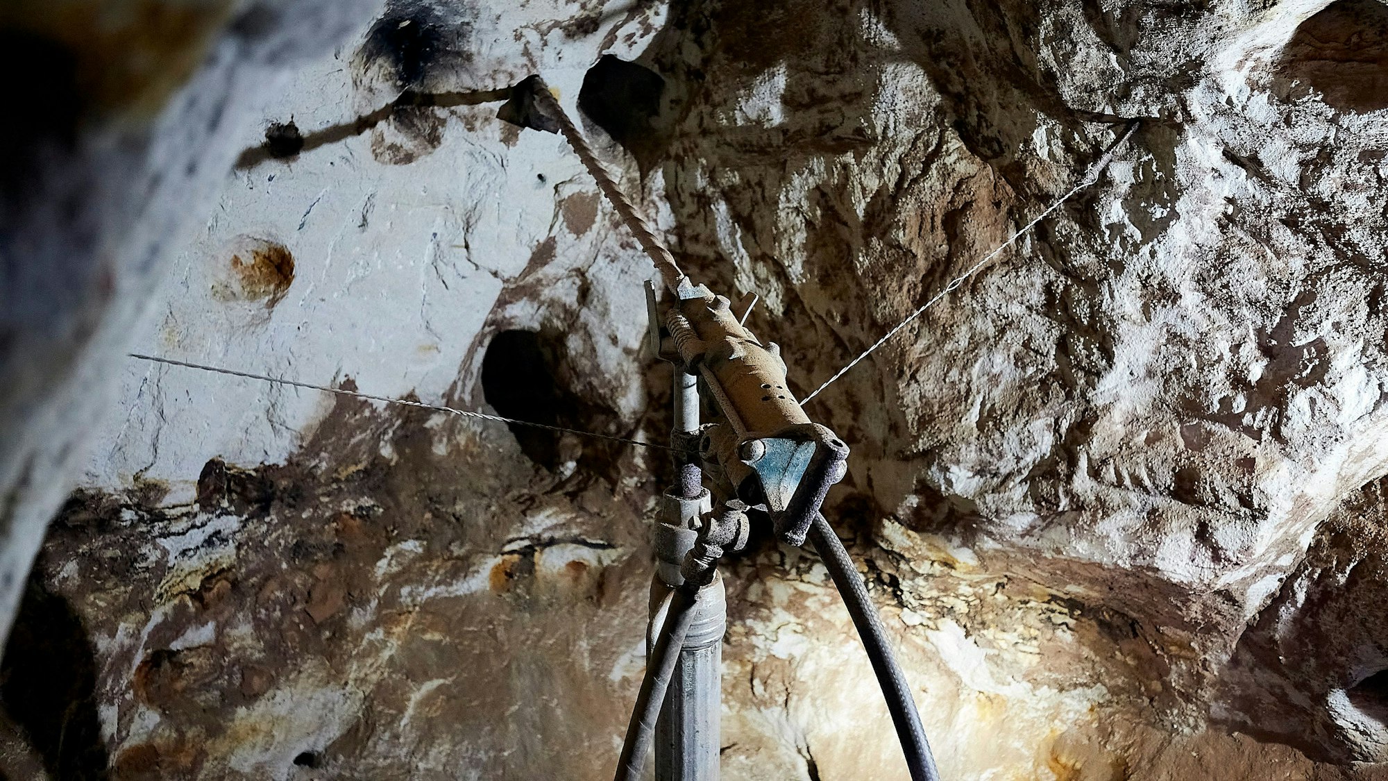 Zahlreiche alte Werkzeuge der Bergleute sind unter Tage ausgestellt.