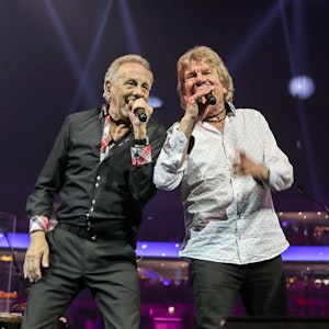 Erry Stoklosa und Günther „Bömmel“ Lückerath stehen in der Lanxess Arena in Köln auf der Bühne.