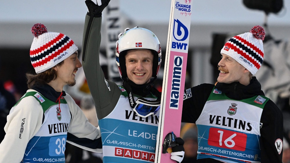 Halvor Egner Granerud (Mitte) jubelt mit seinen Teamkollegen Johann Andre Forfang (l.) und Robert Johansson.
