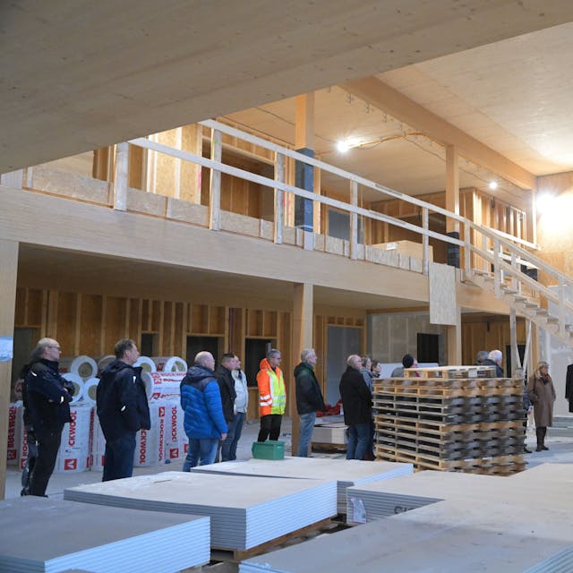 In der OGGS Heiligenhaus schauen Ratsmitglieder und Verwaltung den Neubau an.&nbsp;