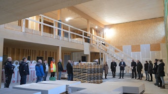 In der OGGS Heiligenhaus schauen Ratsmitglieder und Verwaltung den Neubau an.