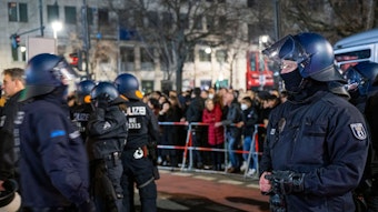 Berlin: Polizisten sichern den Pariser Platz vor dem Brandenburger Tor nach dem Silvesterfeuerwerk.