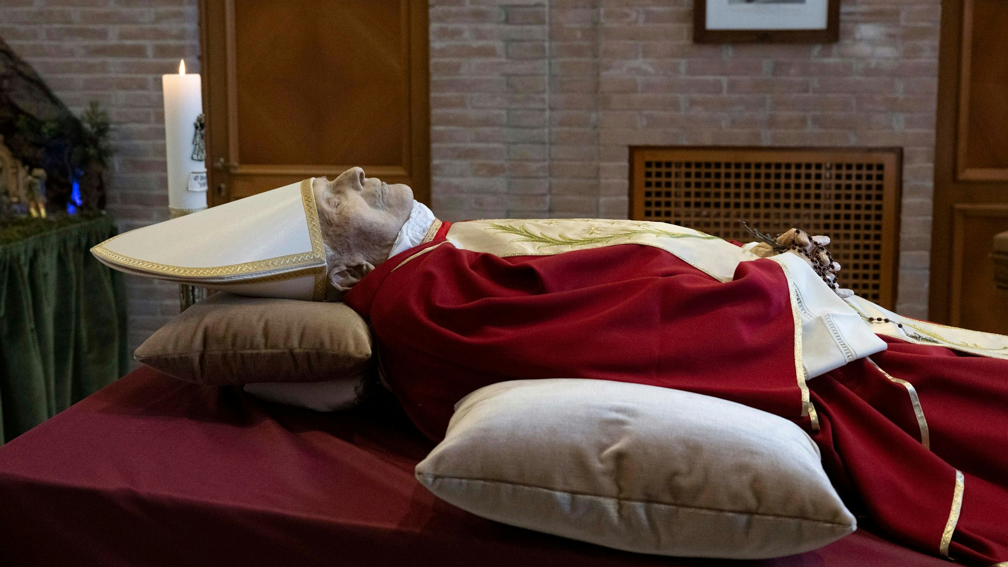 Der Leichnam von Papst Benedikt XVI. wurde am Sonntag im Kloster „Mater Ecclesiae“ (Mutter der Kirche) aufgebahrt.