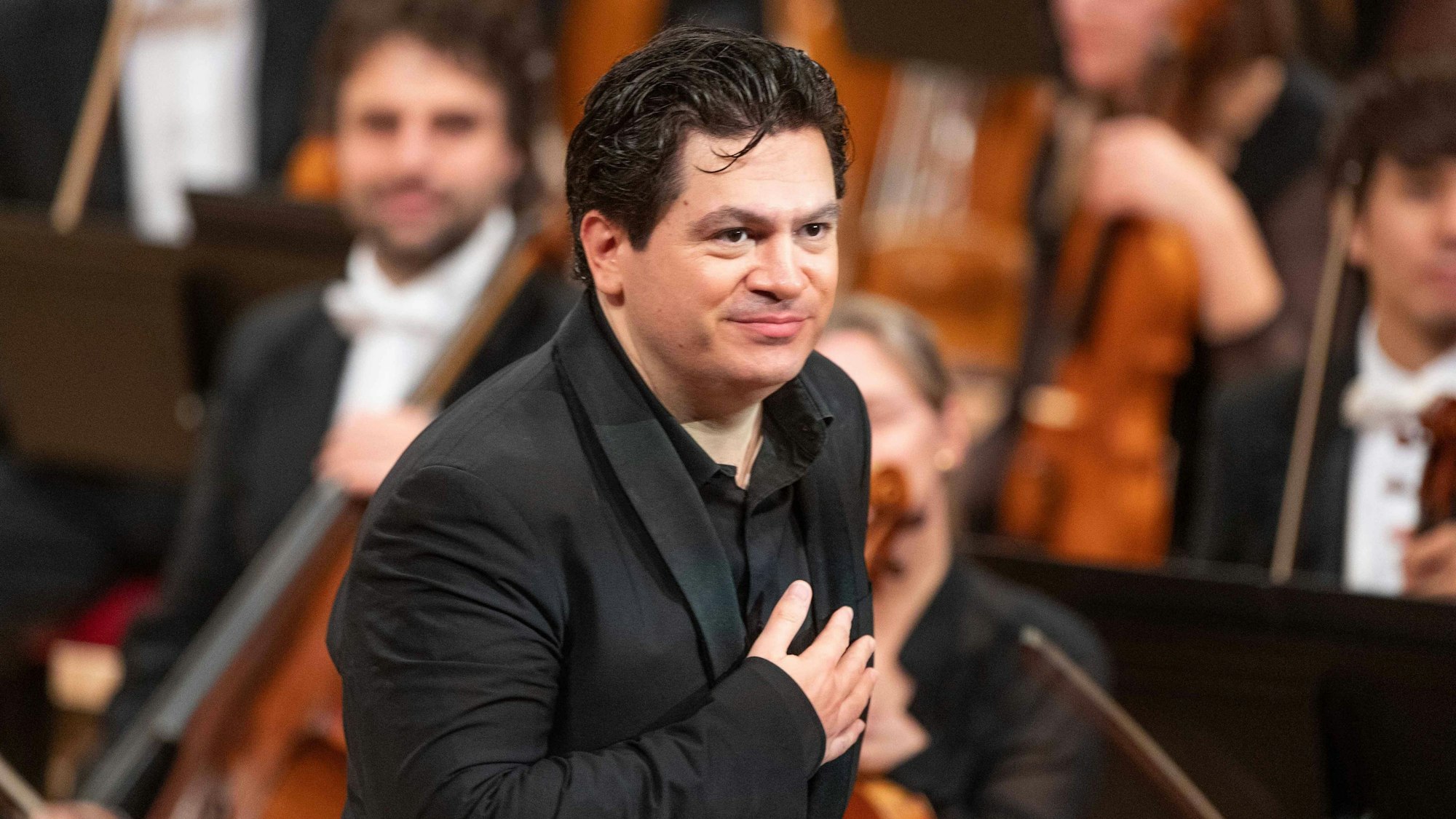 Cristian Măcelaru verbeugt sich beim Schlussapplaus eines WDR-Konzerts in der Kölner Philharmonie