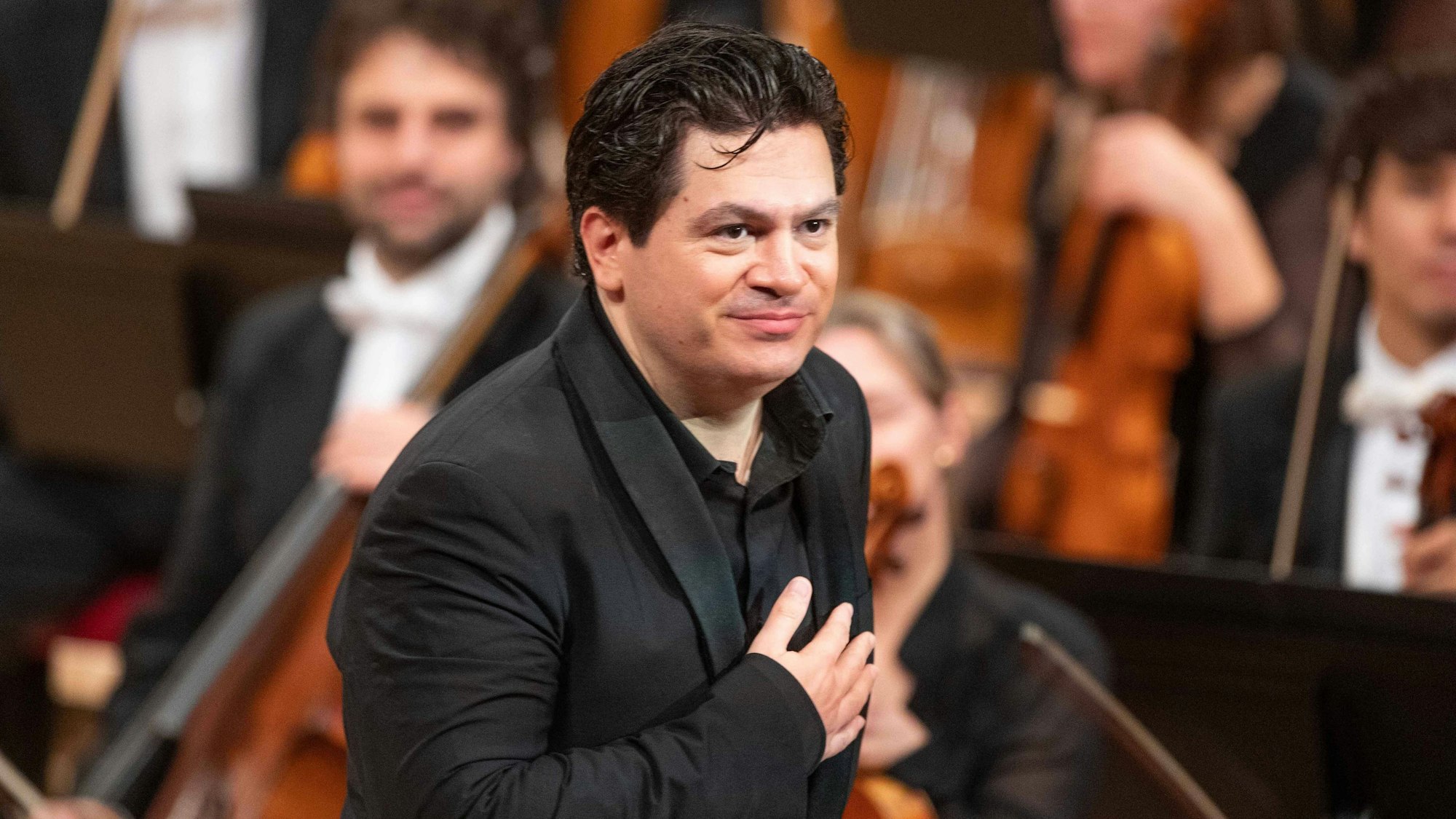 Cristian Măcelaru, Chefdirigent des WDR-Sinfonieorchesters, verbeugt sich beim Schlussapplaus eines Konzerts.