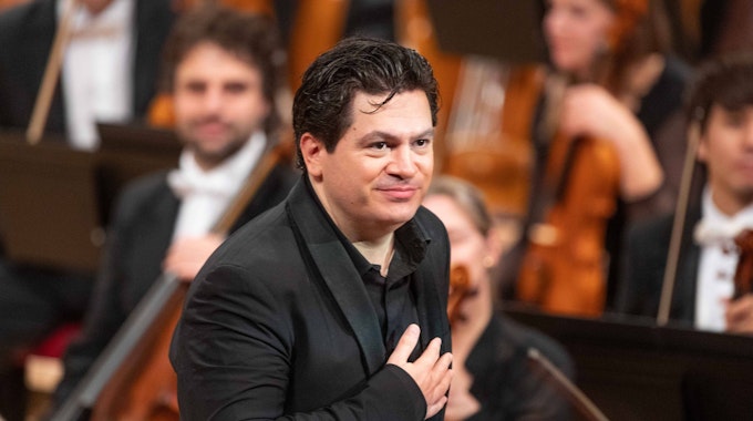 Cristian Măcelaru, Chefdirigent des WDR-Sinfonieorchesters, verbeugt sich beim Schlussapplaus eines Konzerts.