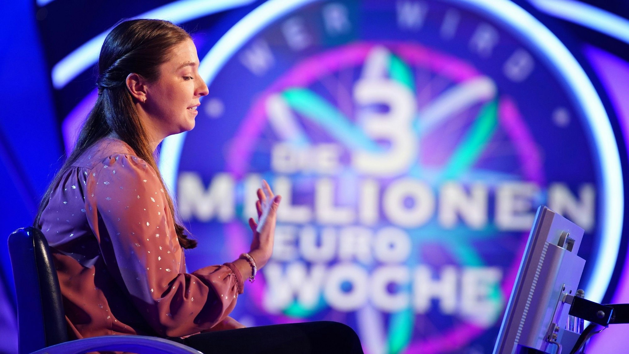 Anna Öhlrich-Faustmann sitzt auf dem Ratestuhl bei „Wer wird Millionär?“.