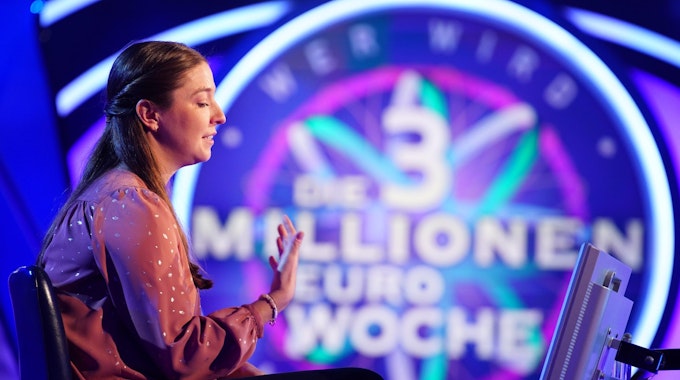 Anna Öhlrich-Faustmann sitzt auf dem Ratestuhl bei „Wer wird Millionär?“.