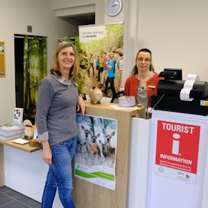 Die Mitarbeiterinnen Suse Hahn (li.) und Desiree Jonas in der Tourist-Information der Stadt Schleiden in Gemünd.